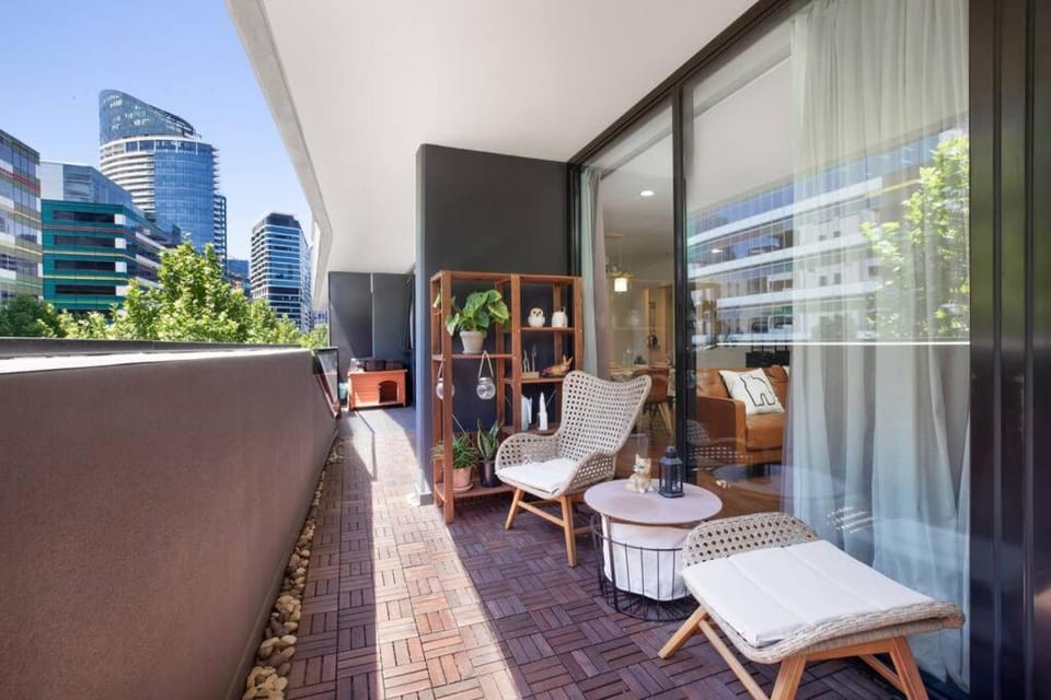 Spacious 2-bed apt in Docklands Balcony & Free Parking Apartment in Melbourne