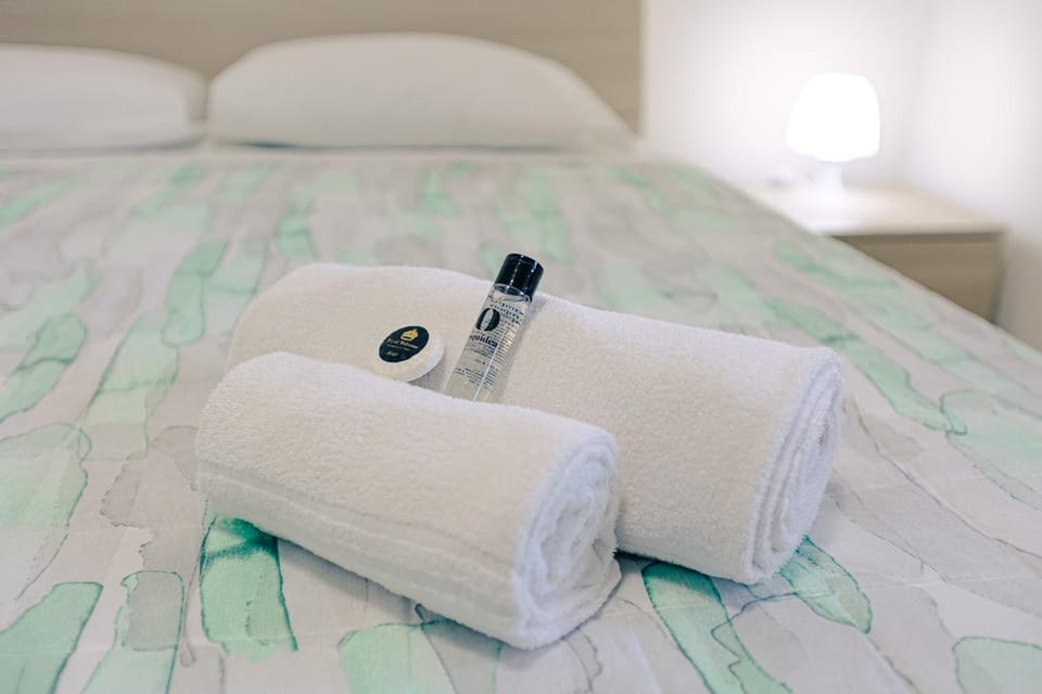 Bed, towels