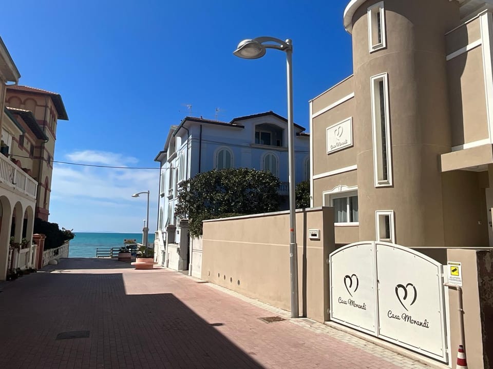 Sea view, Street view