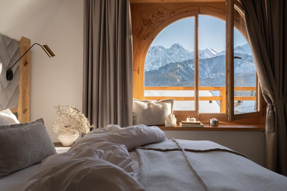 Bedroom, Mountain view