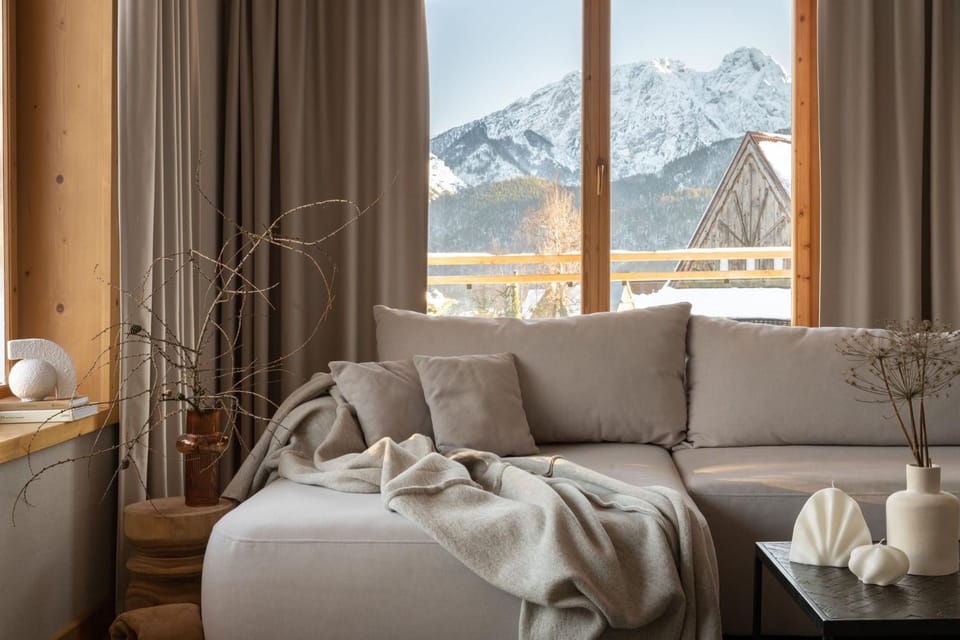 Balcony/Terrace, Living room, Mountain view