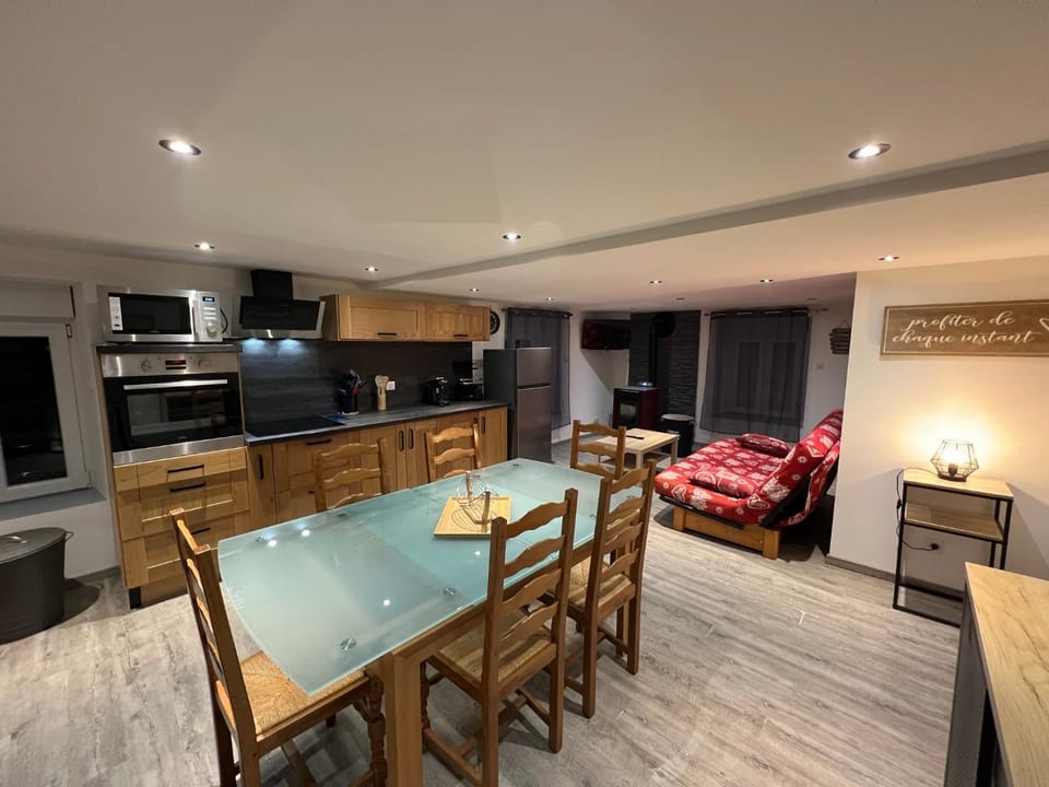 Living room, Seating area, Dining area, oven, pet friendly, stove