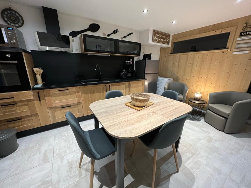 Kitchen or kitchenette, Living room, Seating area, Dining area, oven, pet friendly, stove