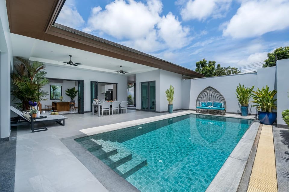 Property building, Day, Pool view, Swimming pool, Swimming pool, sunbed