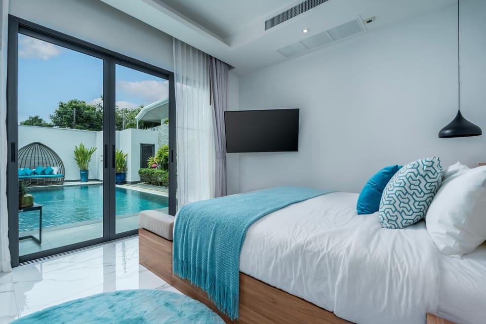 Bed, TV and multimedia, Photo of the whole room, Bedroom, Pool view, Swimming pool