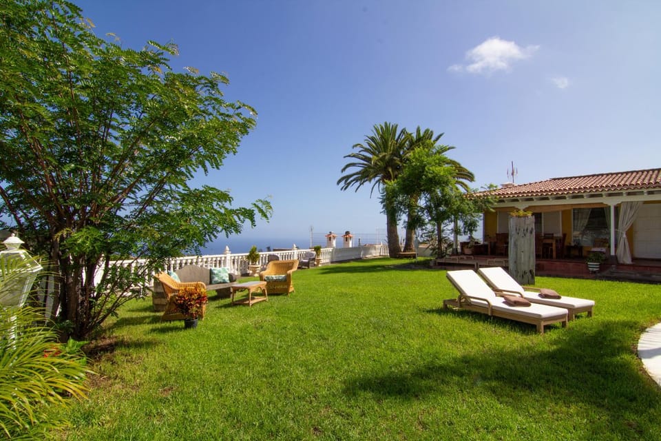 BBQ facilities, Garden, Sea view, sunbed
