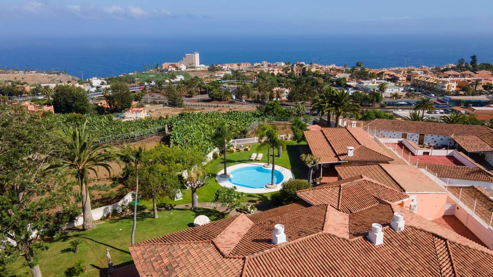 Bird's eye view, BBQ facilities, Sea view, Swimming pool, sunbed