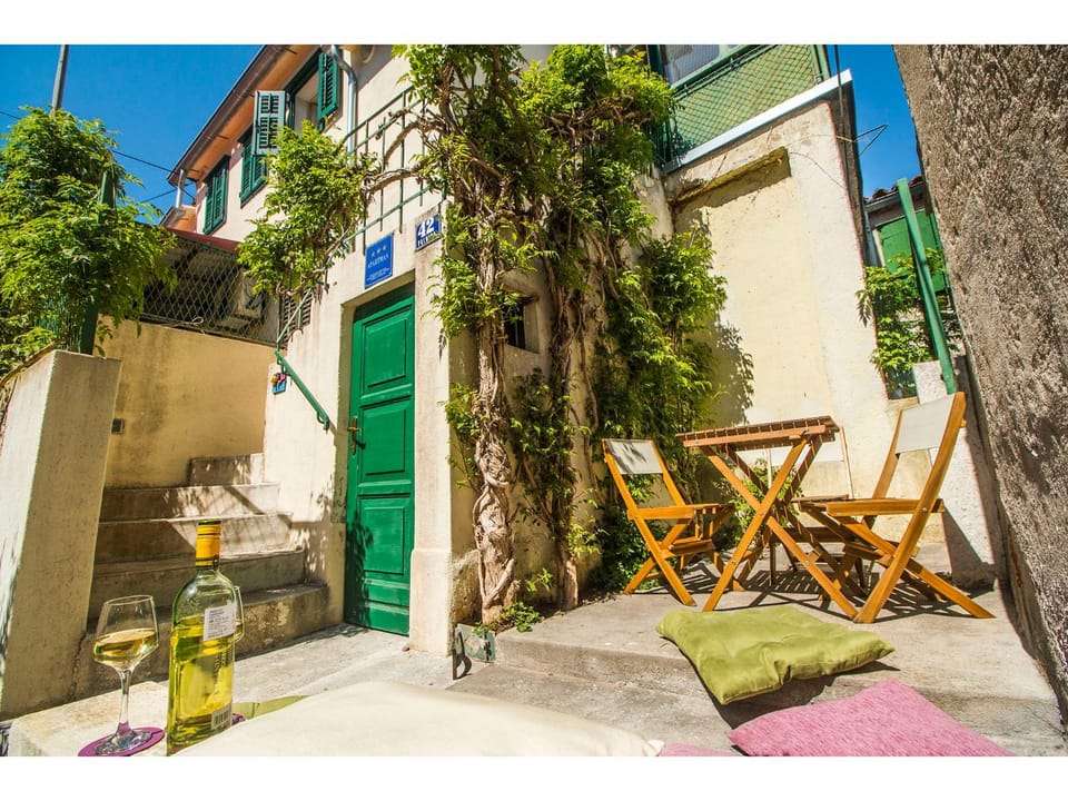 Property building, Patio, Day, Garden, Balcony/Terrace