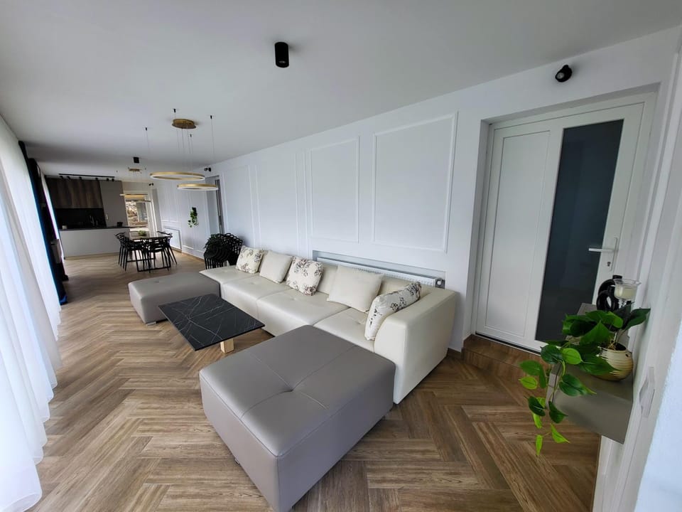 Bed, Kitchen or kitchenette, Living room, Seating area