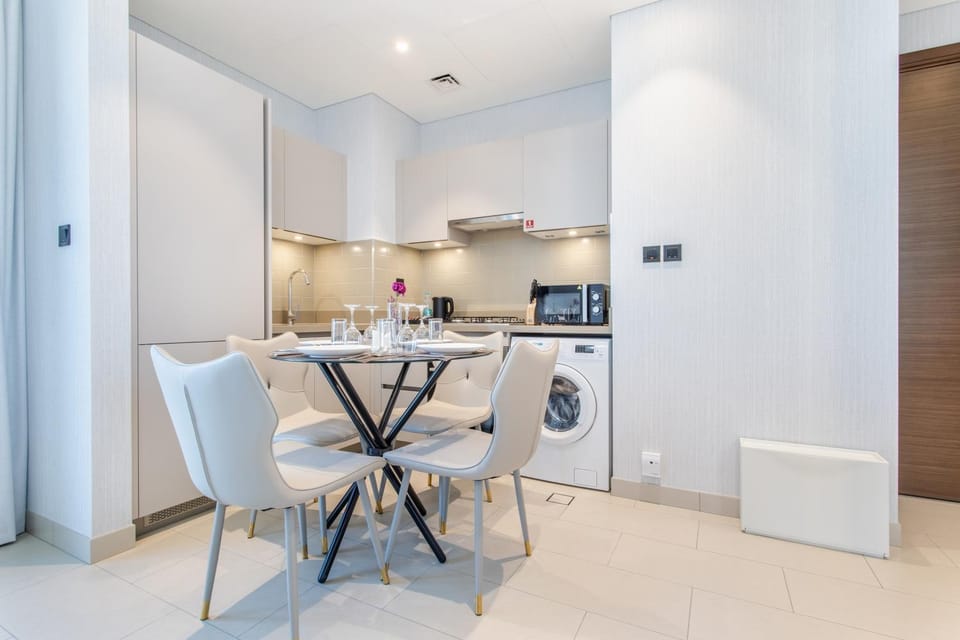 Kitchen or kitchenette, Dining area, stove