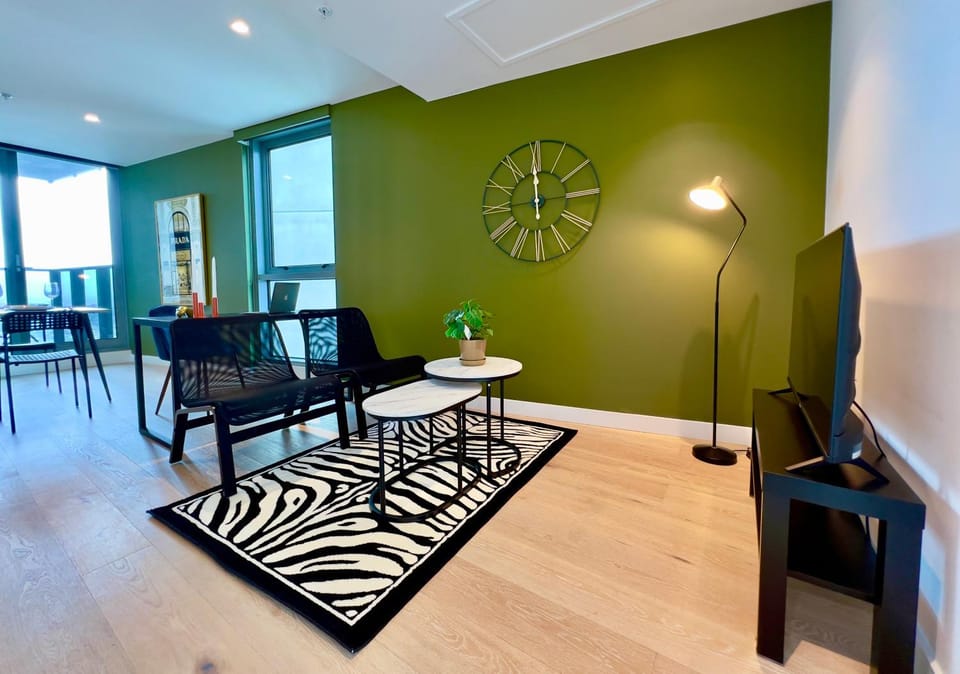 1 BRM, Sea View, Newly Renovated, Next to Crown Apartment in Southbank