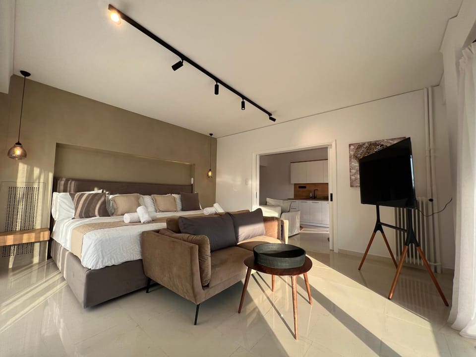 Bed, TV and multimedia, Photo of the whole room, Seating area, Bedroom
