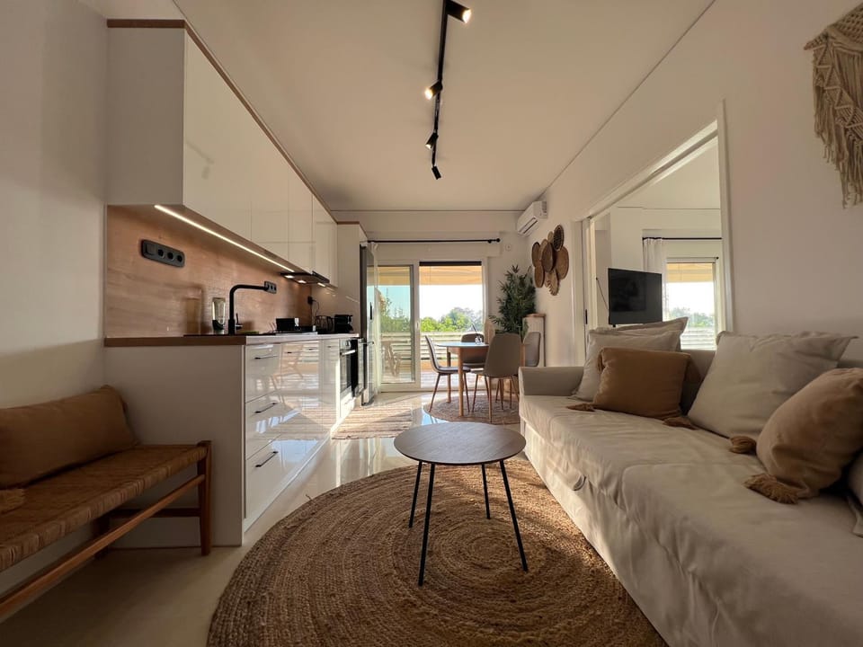 TV and multimedia, Kitchen or kitchenette, Living room, Seating area, Dining area