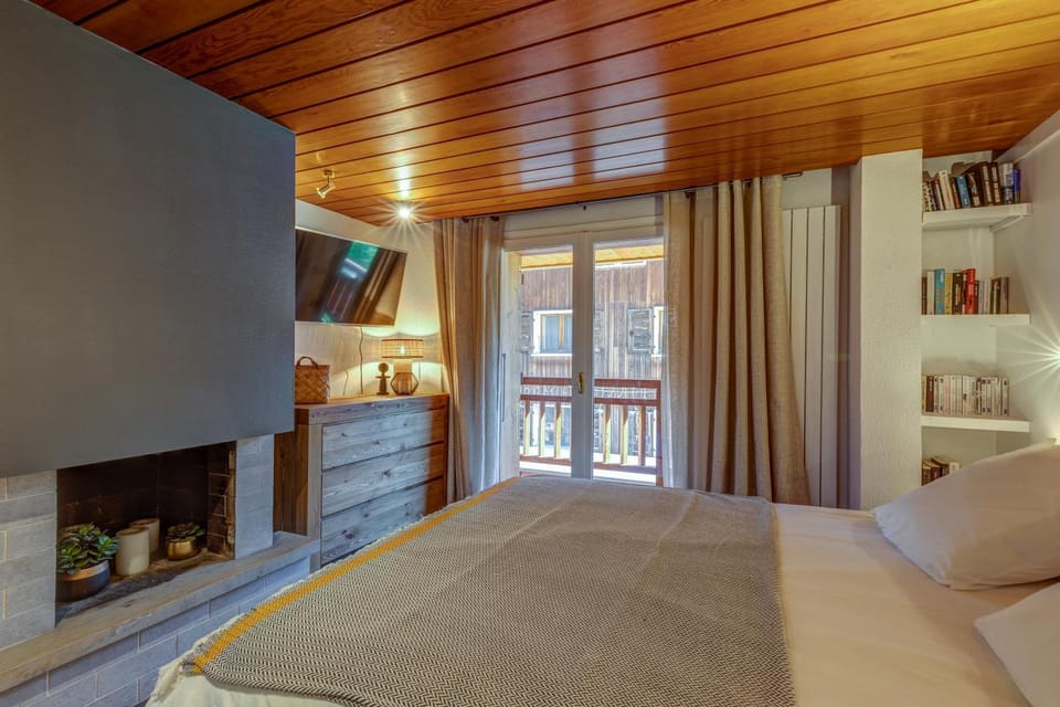 Bed, Library, TV and multimedia, Photo of the whole room, Bedroom