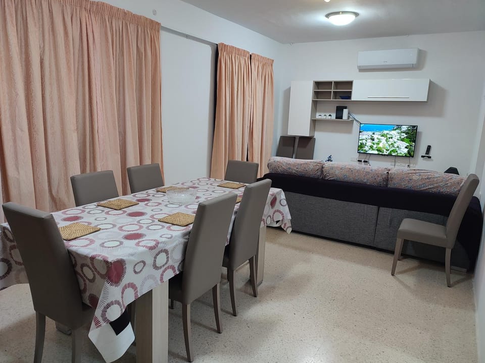 TV and multimedia, Living room, Dining area, air conditioner