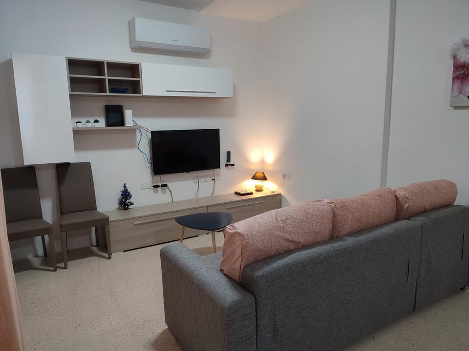 TV and multimedia, Living room, Seating area, Evening entertainment, air conditioner