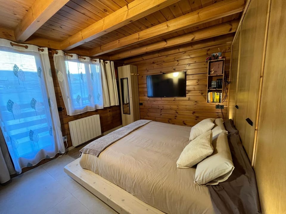 Bed, TV and multimedia, Photo of the whole room, Bedroom