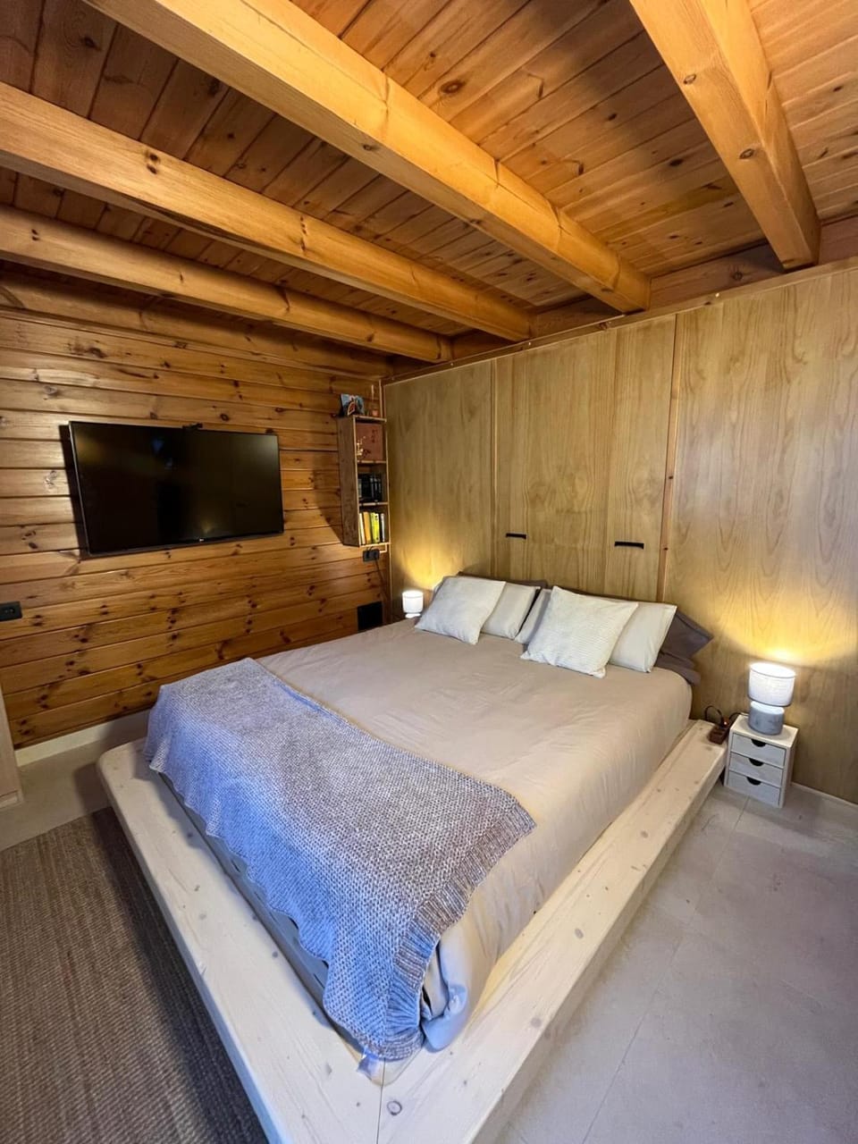 Bed, TV and multimedia, Photo of the whole room, Bedroom