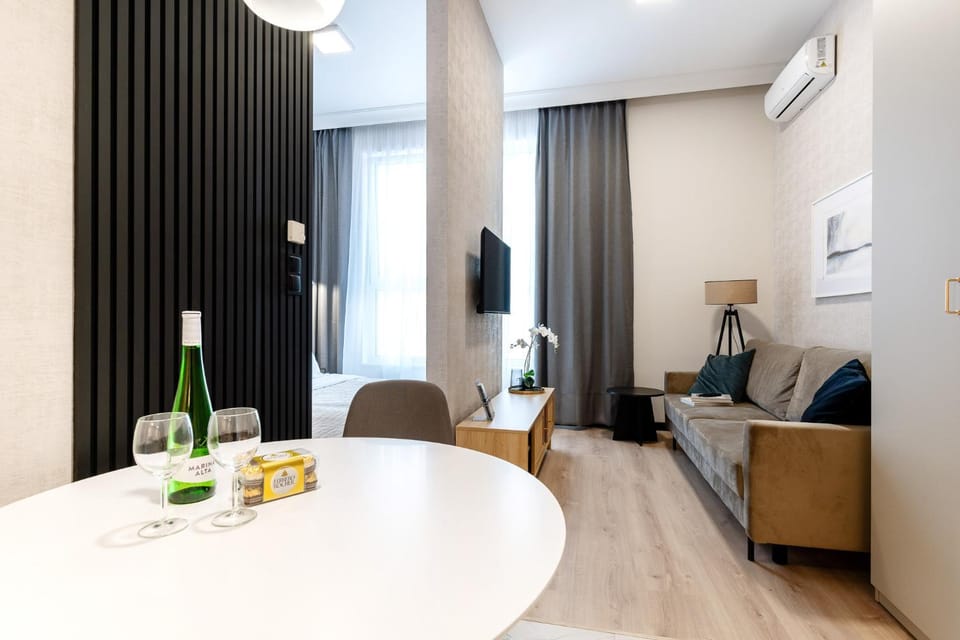 TV and multimedia, Living room, Seating area, Dining area, Drinks, air conditioner
