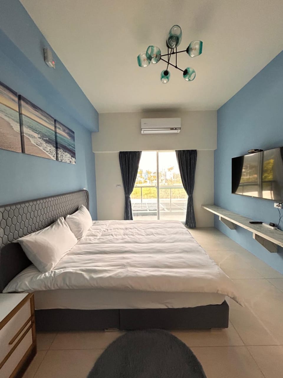 Bed, TV and multimedia, Photo of the whole room, Bedroom
