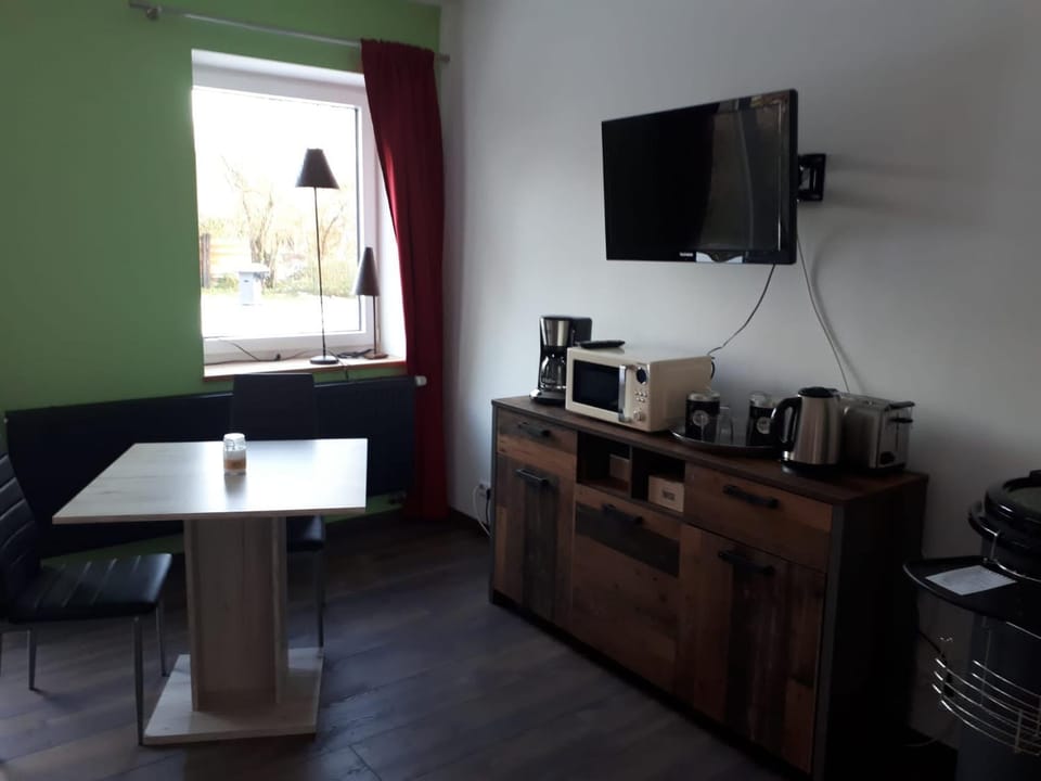 TV and multimedia, Coffee/tea facilities, Dining area, microwave, minibar