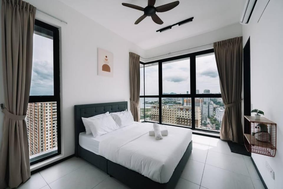 NEW Infinity Pool Seaview 3Bedrooms 2Carparks 262 Apartment in George Town