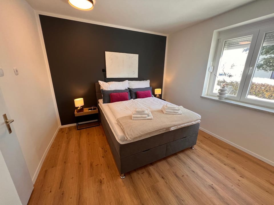 Bed, Bedroom, towels