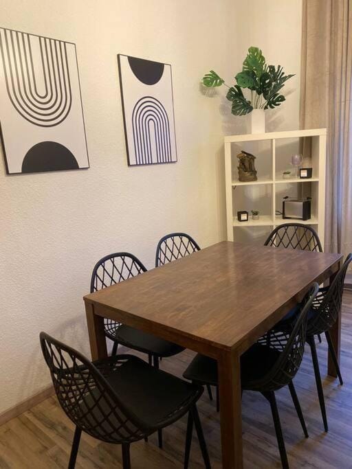 Seating area, Dining area