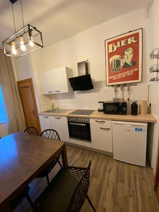 Coffee/tea facilities, Kitchen or kitchenette, Dining area, oven, stove, toaster