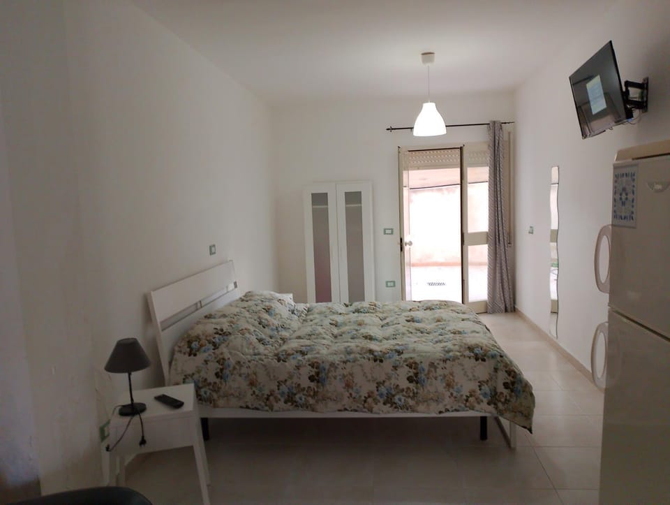 Bed, TV and multimedia, Bedroom