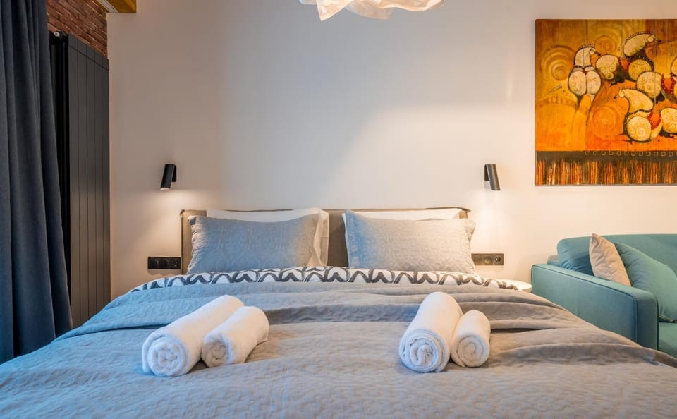 Bed, Photo of the whole room, Decorative detail, Bedroom, towels