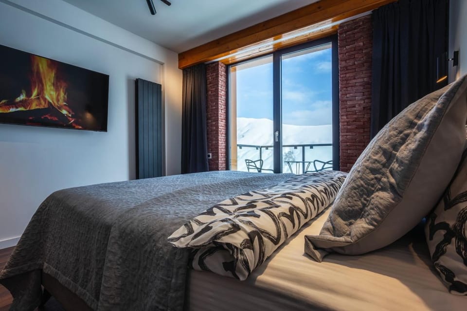 Bed, Balcony/Terrace, Living room, Photo of the whole room, Bedroom, Mountain view, Mountain view
