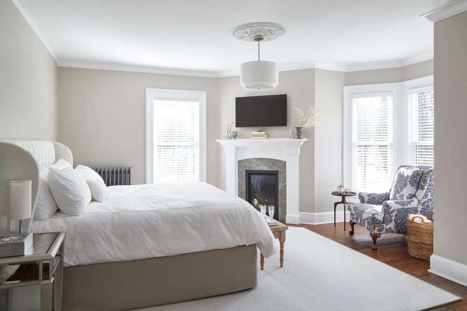 Bed, TV and multimedia, Seating area, Bedroom, fireplace