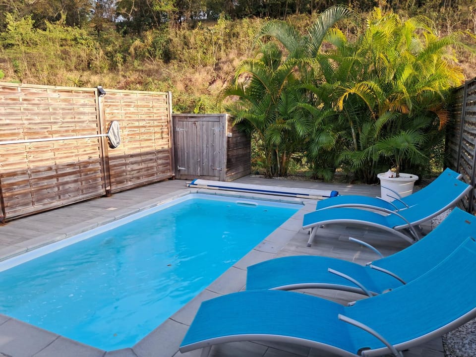 Swimming pool, sunbed