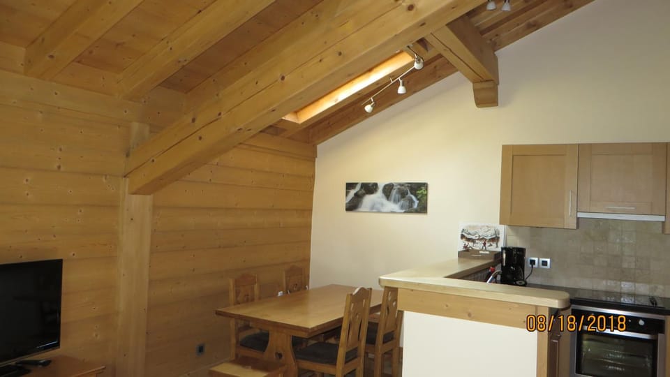 Coffee/tea facilities, Kitchen or kitchenette, Dining area, minibar, stove