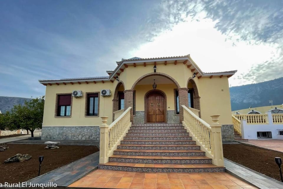 Property building, Facade/entrance, Day, Natural landscape, Landmark view, Mountain view