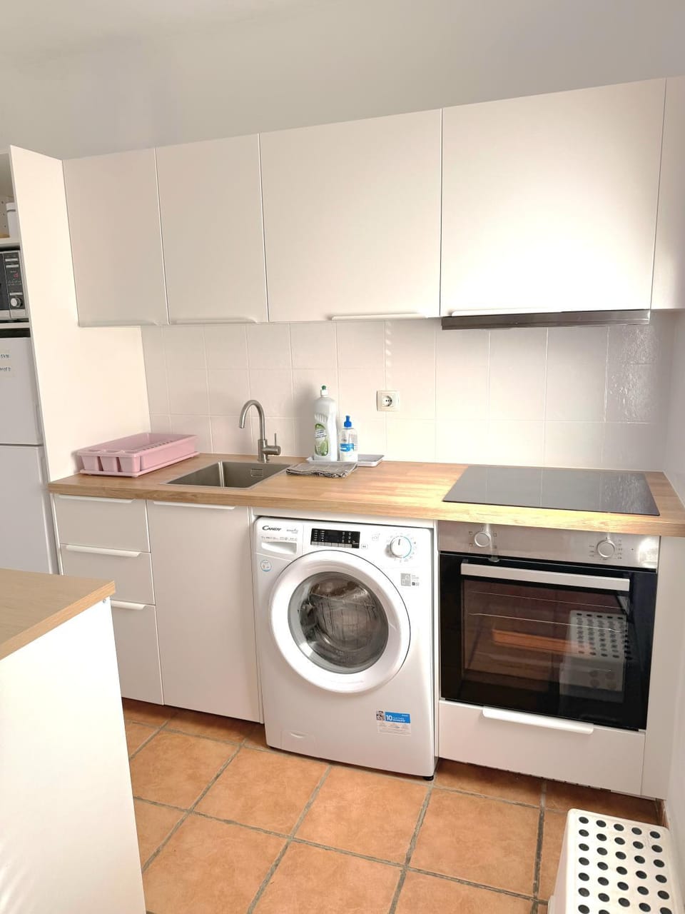 Kitchen or kitchenette, oven, washing machine