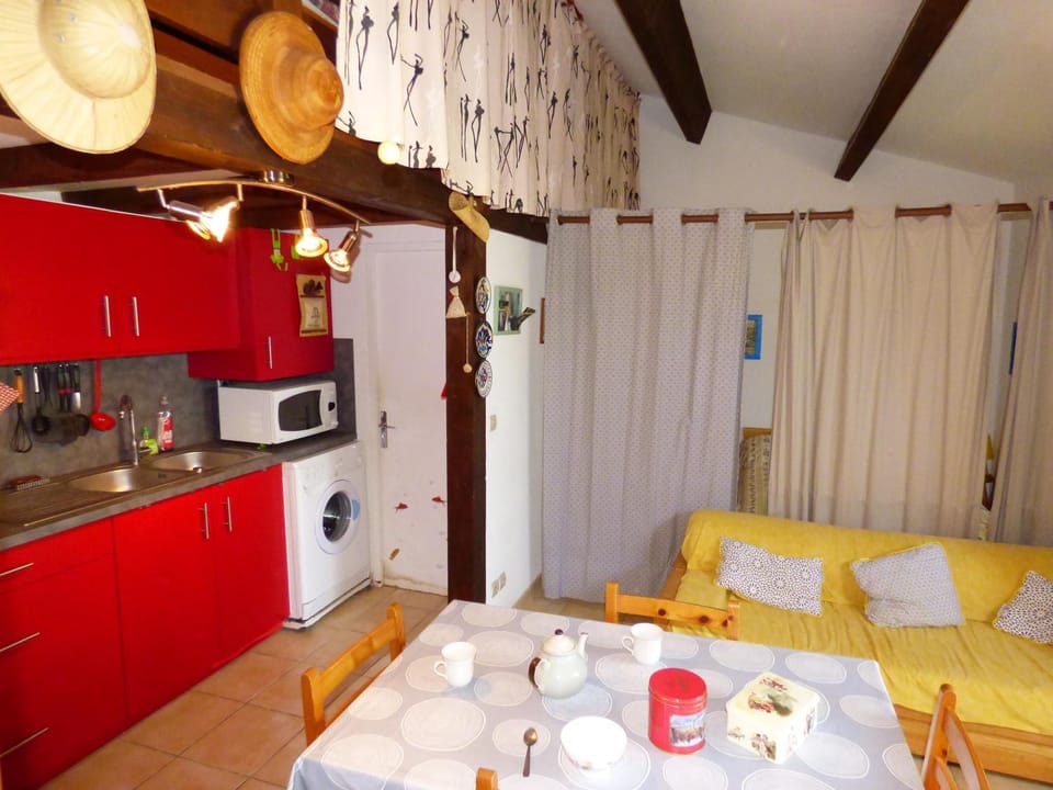 Kitchen or kitchenette, Living room, Seating area, Dining area