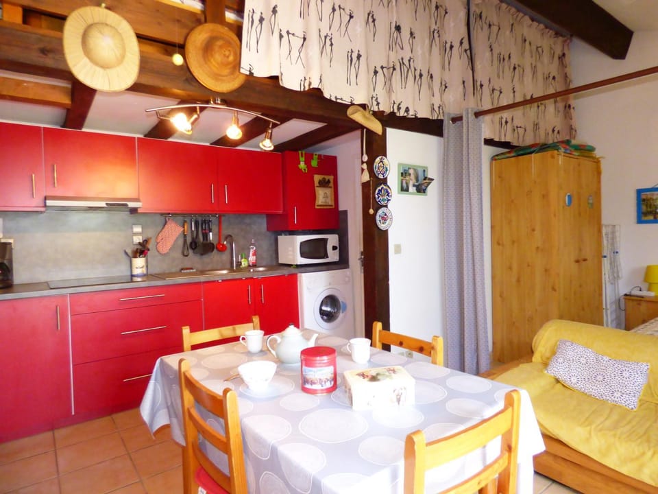 Kitchen or kitchenette, Living room, Dining area