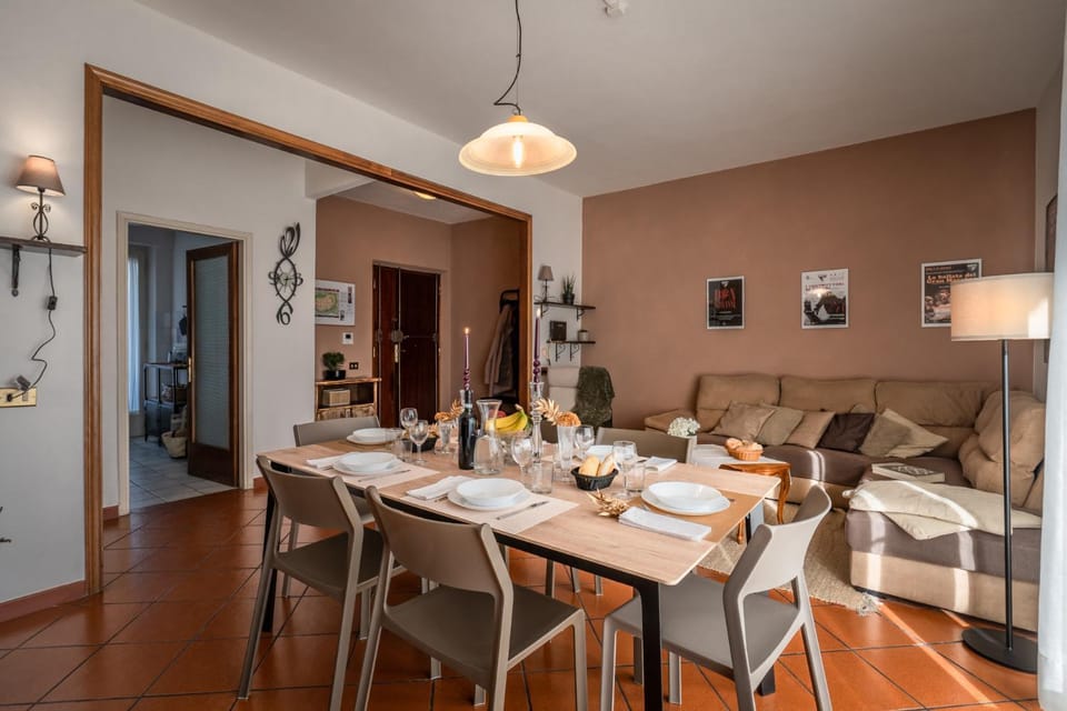Living room, Food and drinks, Seating area, Dining area, Food, Drinks