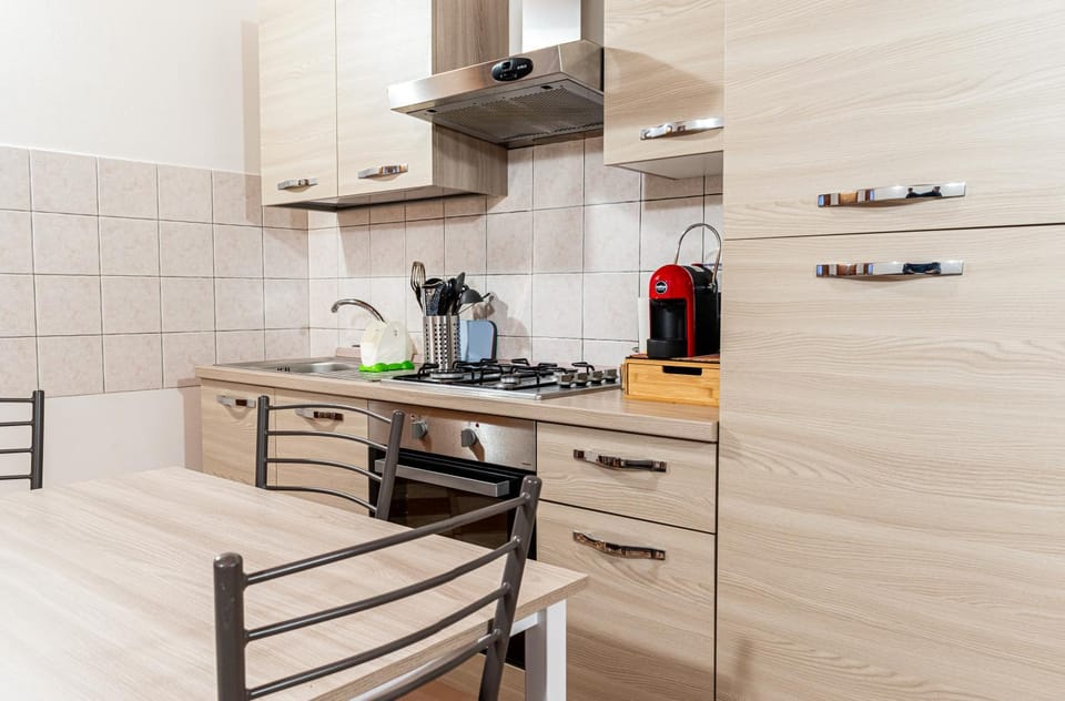 Kitchen or kitchenette, Dining area, pet friendly, stove