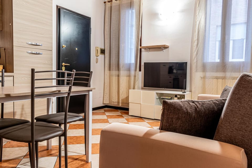 TV and multimedia, Living room, Seating area, Dining area