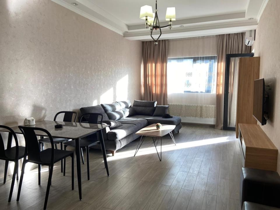 Communal lounge/ TV room, TV and multimedia, Living room, Seating area, Evening entertainment
