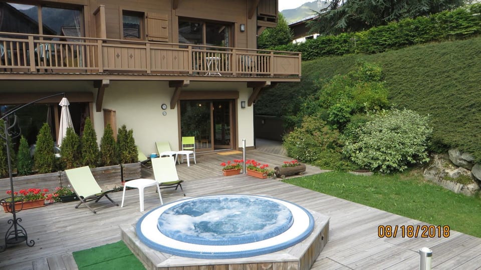 Property building, Spring, Day, Natural landscape, Garden, Hot Tub, Garden view, sunbed