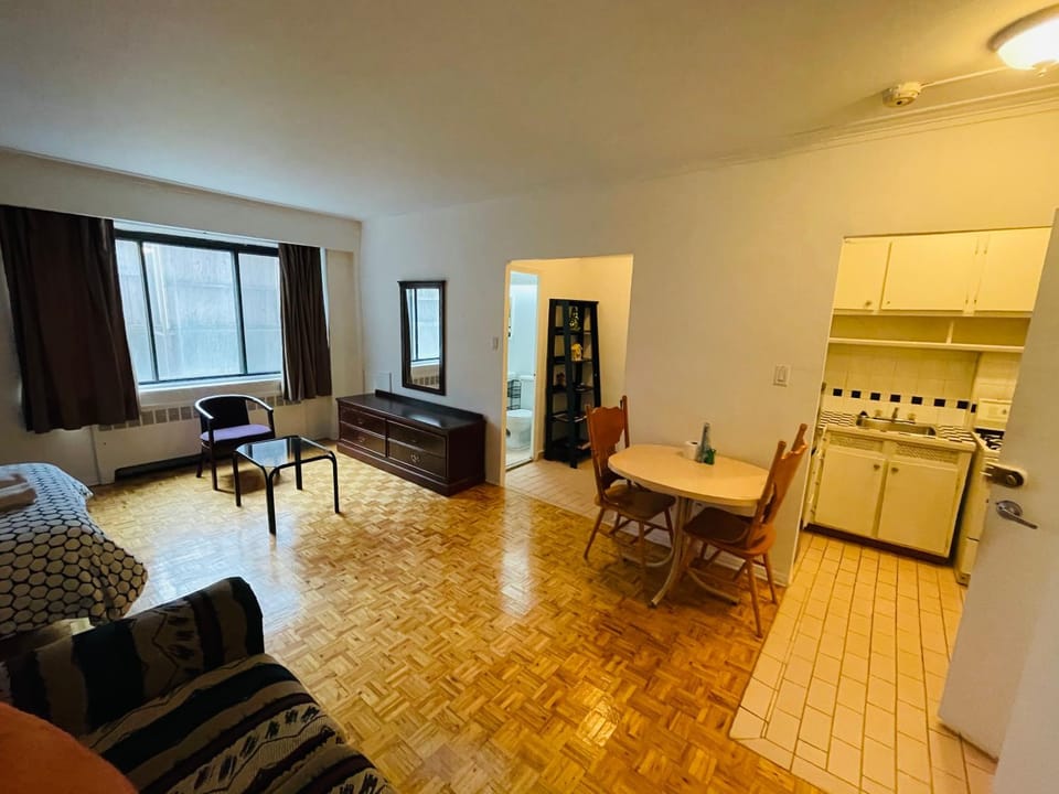 Stylish Montreal Apartment: Comfortable Stay in the Golden Square Mile Apartment in Montreal