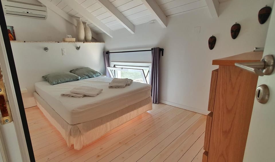 Bed, Photo of the whole room, Bedroom, air conditioner