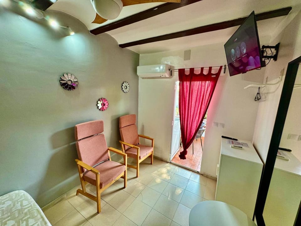 TV and multimedia, Living room, Seating area, air conditioner