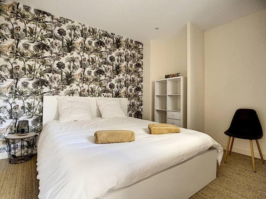Bed, Photo of the whole room, Bedroom, towels