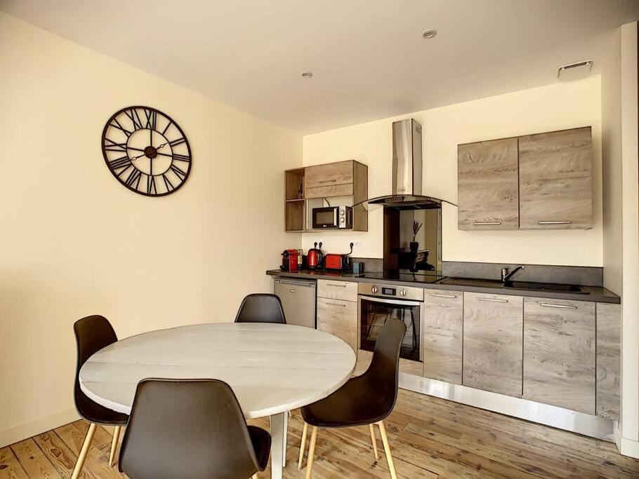 Coffee/tea facilities, Kitchen or kitchenette, Dining area, oven, stove, toaster