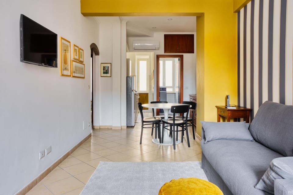 Communal lounge/ TV room, TV and multimedia, Living room, Seating area, Dining area, air conditioner